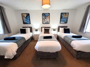 3 chambres, fer et planche à repasser, Wi-Fi, draps fournis