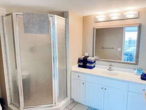 ヘアドライヤー、タオル、石鹸、シャンプー