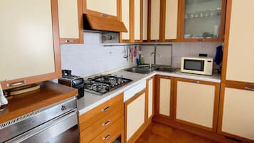 KĂŒhlschrank, Mikrowelle, Ofen, Herdplatte