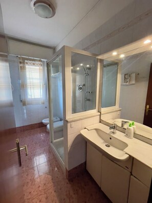 Dusche, Haartrockner, Bidet, Handtücher