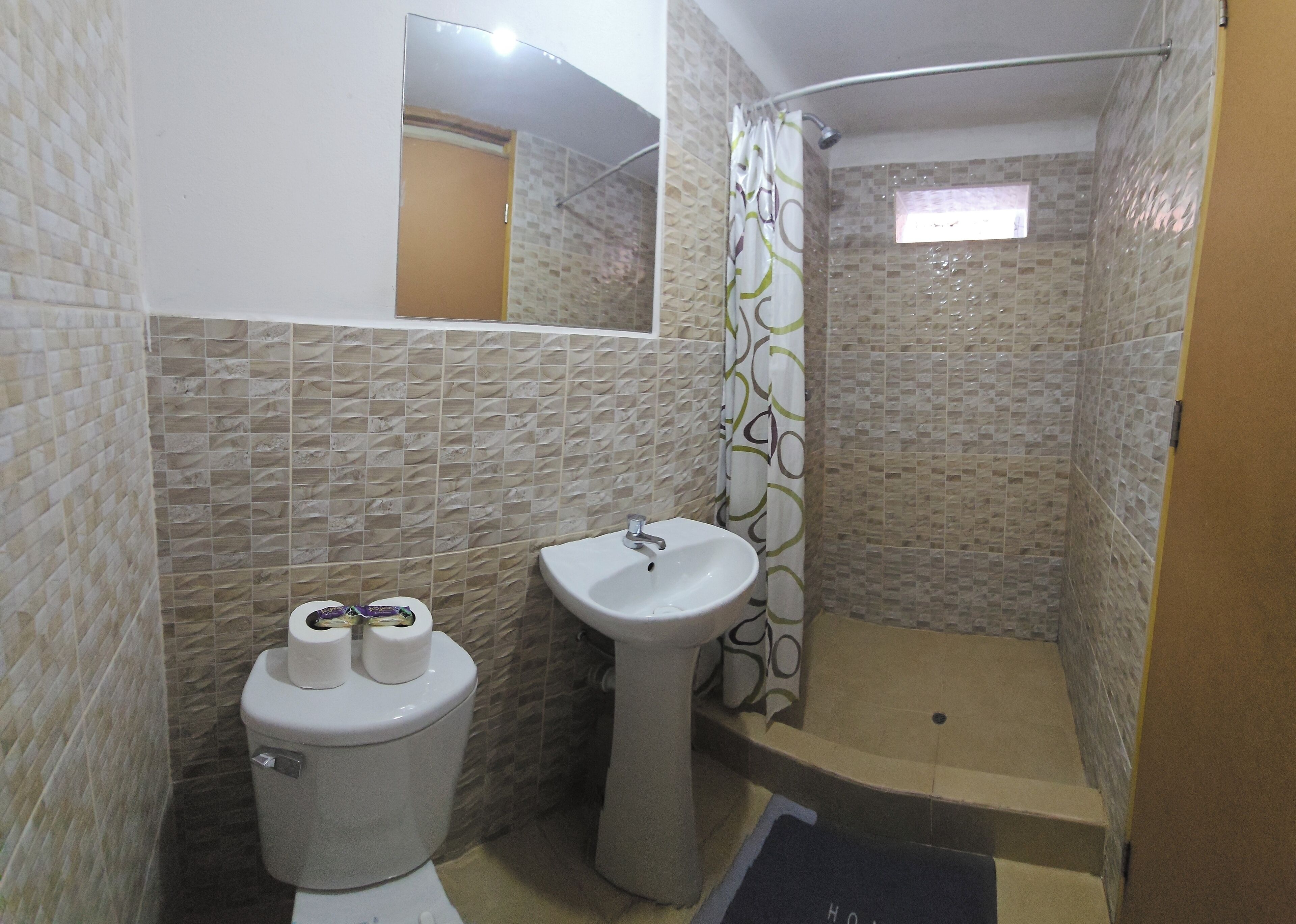 Handuk, sabun,  dan tisu toilet