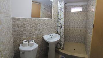 Handuk, sabun, dan tisu toilet