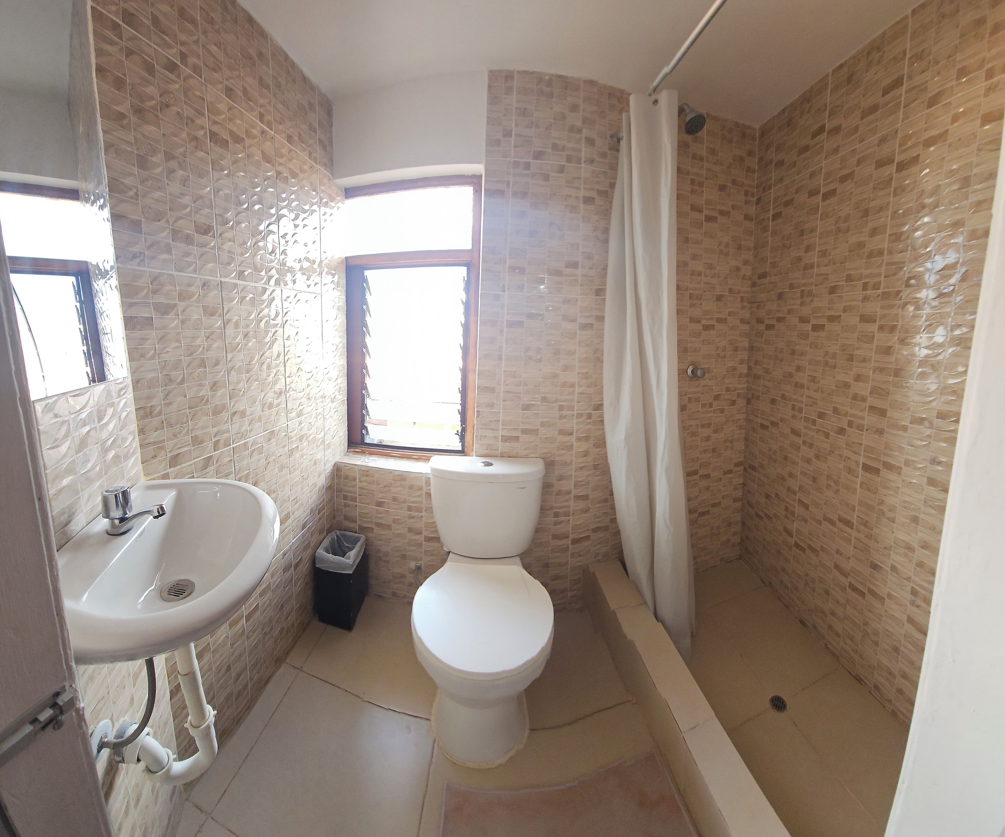 Kamar Double atau Twin Klasik | Kamar mandi | Handuk, sabun,  dan tisu toilet