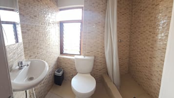 Kamar Double atau Twin Klasik | Kamar mandi | Handuk, sabun, dan tisu toilet