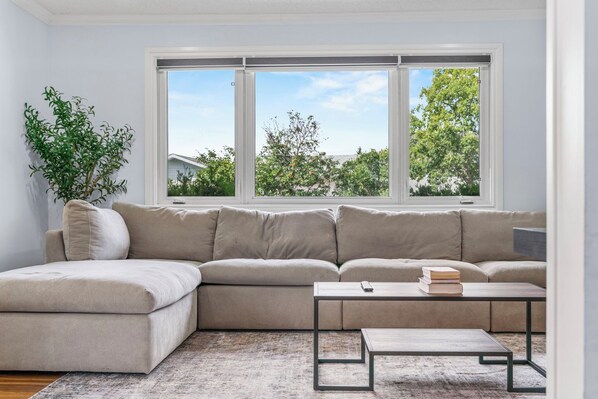 TV, fireplace - West End Gem – Sleep 6 -full house -Steps to WEM & Misericordia (Edmonton)