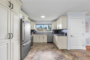 Microwave, oven, stovetop, dishwasher - West End Gem – Sleep 6 -full house -Steps to WEM & Misericordia (Edmonton)