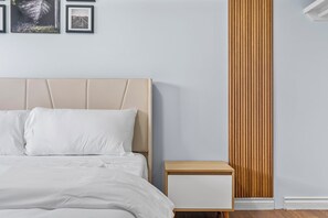 3 bedrooms, iron/ironing board, WiFi, bed sheets - West End Gem – Sleep 6 -full house -Steps to WEM & Misericordia (Edmonton)