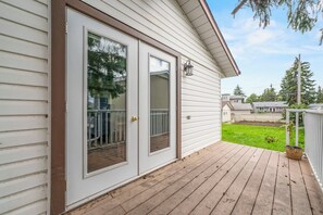 Exterior detail - West End Gem – Sleep 6 -full house -Steps to WEM & Misericordia (Edmonton)