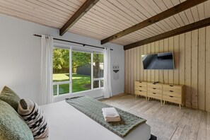 4 bedrooms, desk, iron/ironing board, free WiFi
