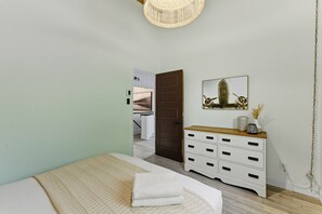 4 Schlafzimmer, Zimmersafe, Schreibtisch, Bügeleisen/Bügelbrett