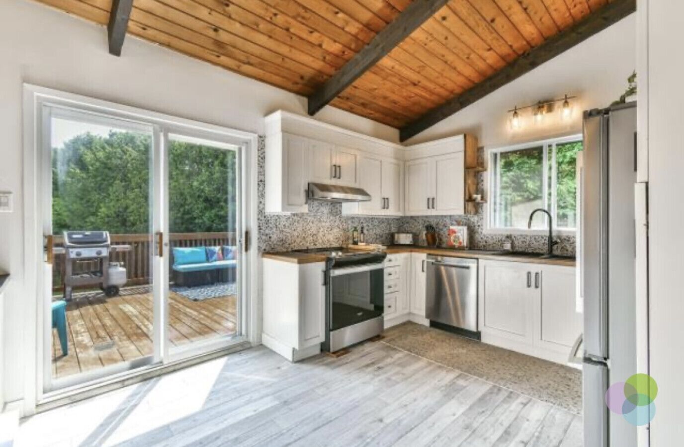 Réfrigérateur, four à micro-ondes, un four, surface de cuisson