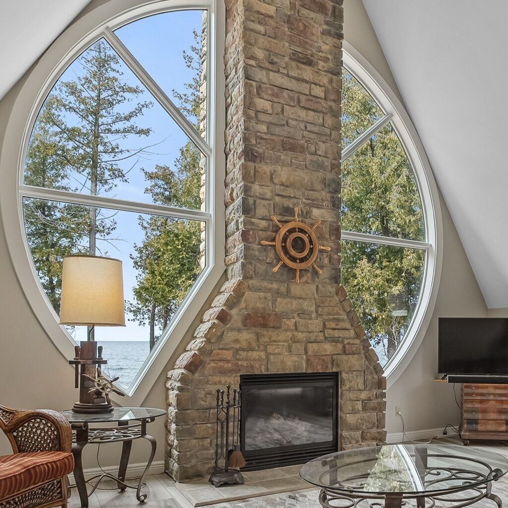 Een smart-tv en een open haard