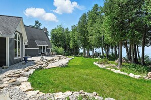 Property grounds - Super Unique 3-bedroom waterfront home in charming Sturgeon Bay (Sturgeon Bay)