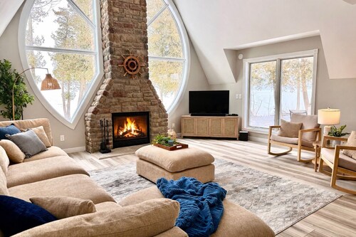 Super Unique 3-bedroom waterfront home charming Sturgeon Bay-Generator Included