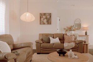 テレビ、暖炉、卓球台、ステレオ