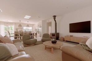 テレビ、暖炉、卓球台、ステレオ