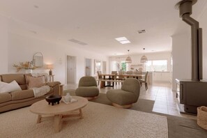 TV, fireplace, table tennis, stereo