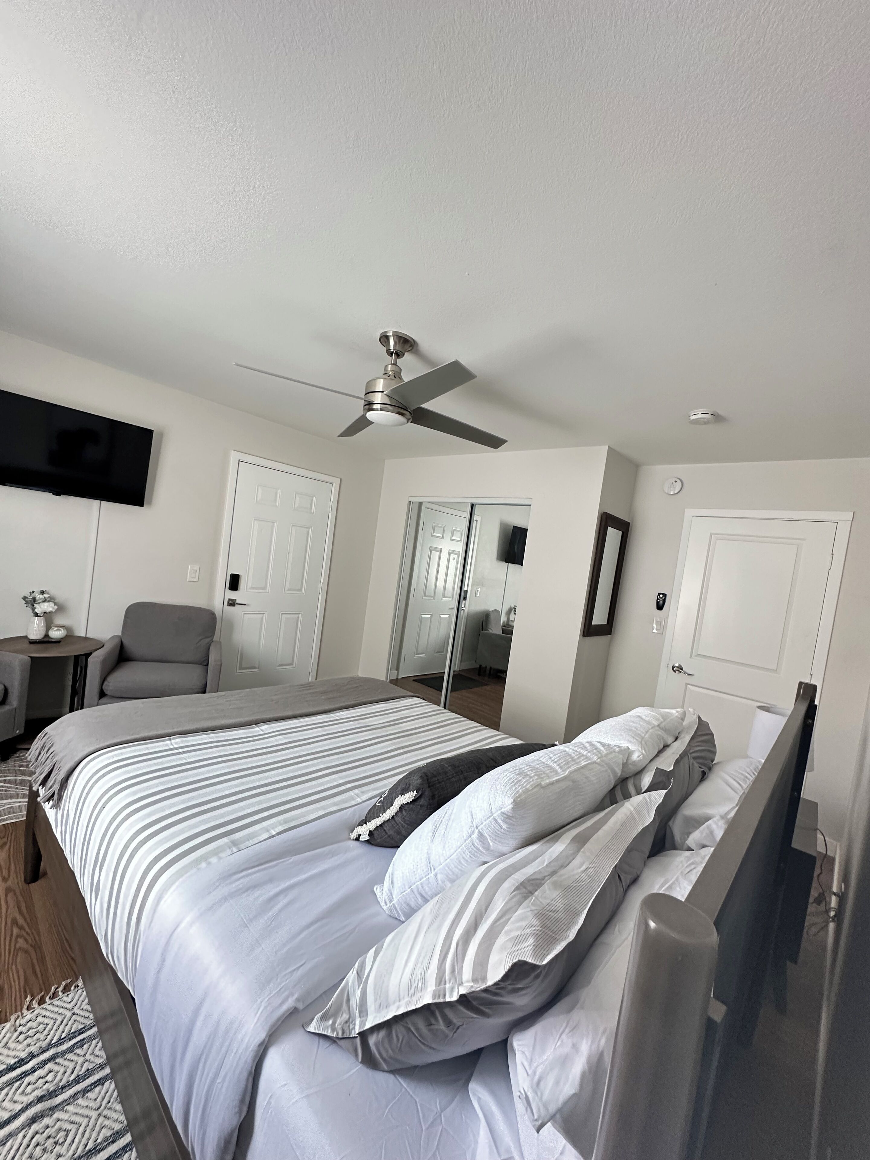 3 bedrooms, internet, bed sheets