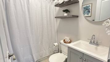 Secadora de cabello, bidet, toallas, papel de baño