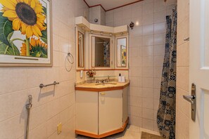 Basic Apartment | Bathroom - Copacabana com Varanda – 3 min da praia (Rio de Janeiro)
