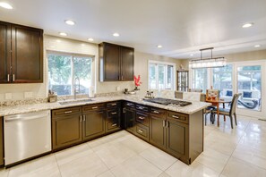 Fridge, microwave, stovetop, dishwasher