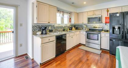 Close to Hospital & Dulles: Herndon Townhome