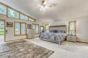 3 bedrooms, internet, bed sheets - Hot Tub & Deck: Home 1 Mi to Ruidoso River! (Ruidoso)