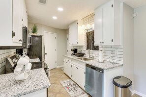 Geladeira, micro-ondas, cooktop, lava-louças