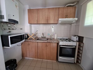 Microondas, horno, placa de cocina