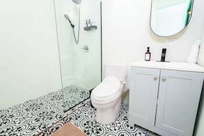 Doccia, asciugacapelli, asciugamani, sapone