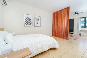 1 slaapkamer, een strijkplank/strijkijzer, gratis wifi, beddengoed