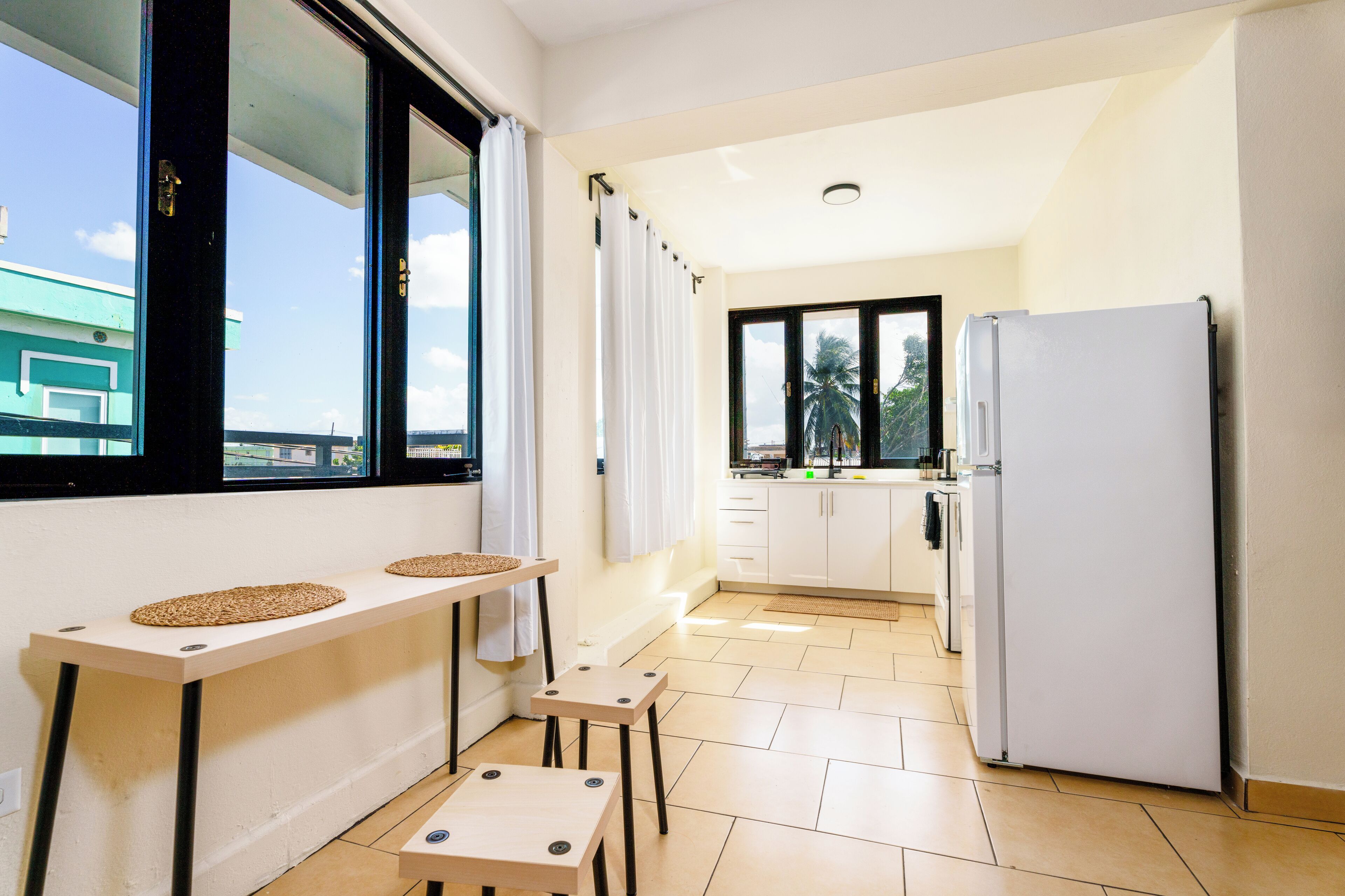 Fridge, oven, stovetop, coffee/tea maker