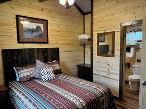 3 bedrooms, WiFi, bed sheets - Dinosaur Valley RV Park Cabin 7 (Glen Rose)