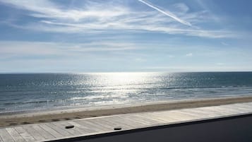 Plage, chaises longues, serviettes de plage