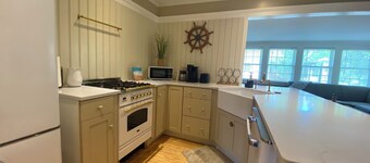 Lakeside Hideaway + Sunroom + Hot Tub + Lake Vibes