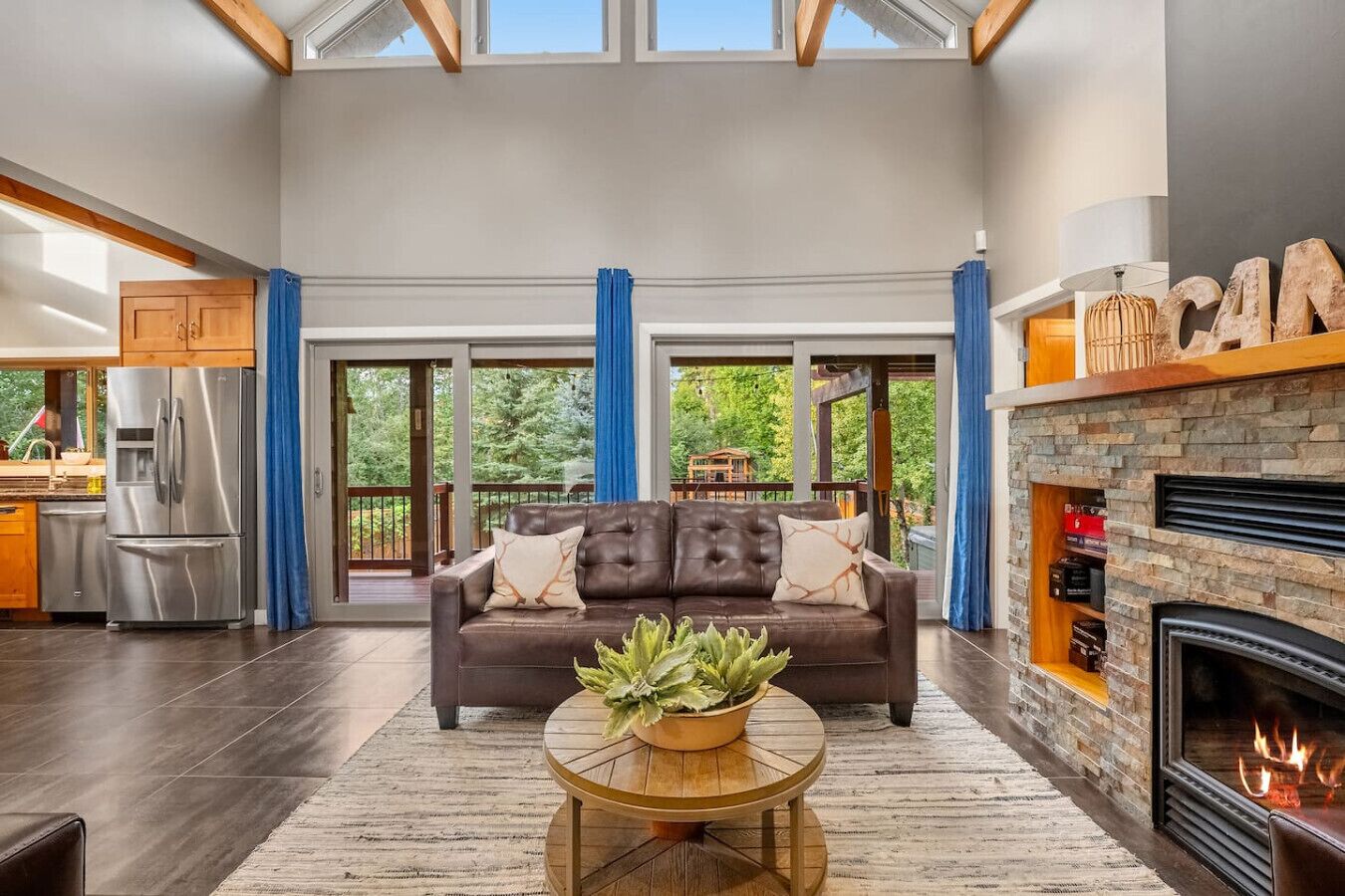 Fernseher, Kamin, Stereoanlage