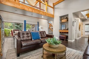 Fernseher, Kamin, Stereoanlage