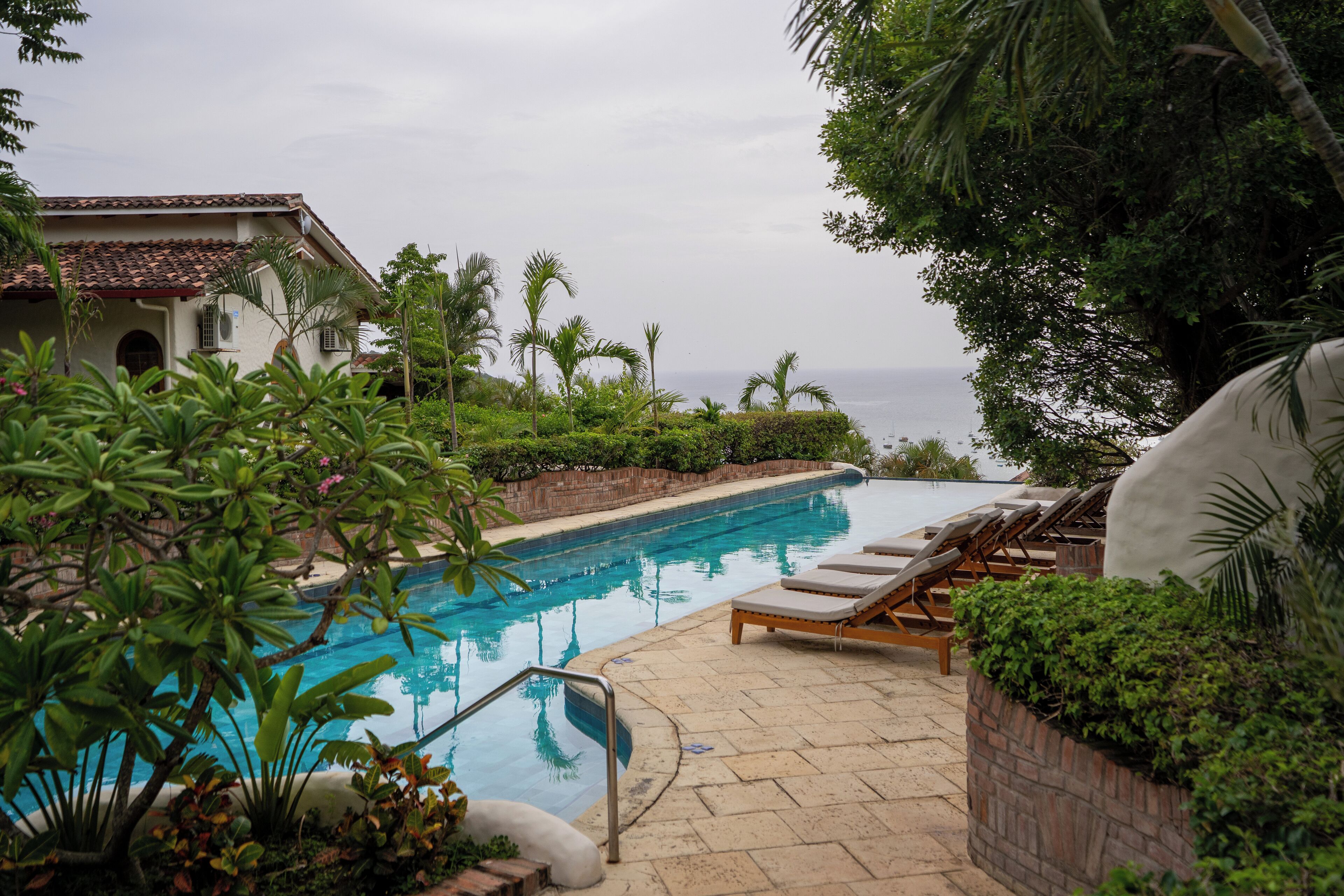 3 piscines extérieures