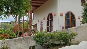 Vista frontal de la propiedad