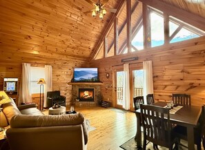 Smart TV, fireplace - 3 Miles to Downtown w/ Hot Tub • 2 En Suites (Gatlinburg)