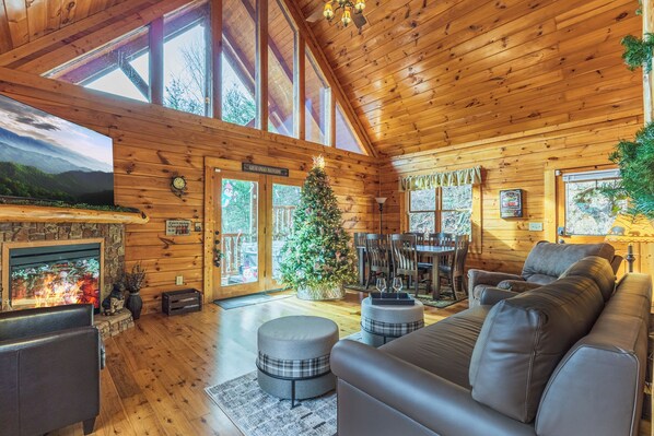 Smart TV, fireplace - Cozy Secluded Cabin with Hot Tub (Gatlinburg)