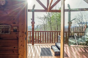 Outdoor spa tub - Cozy Secluded Cabin with Hot Tub (Gatlinburg)