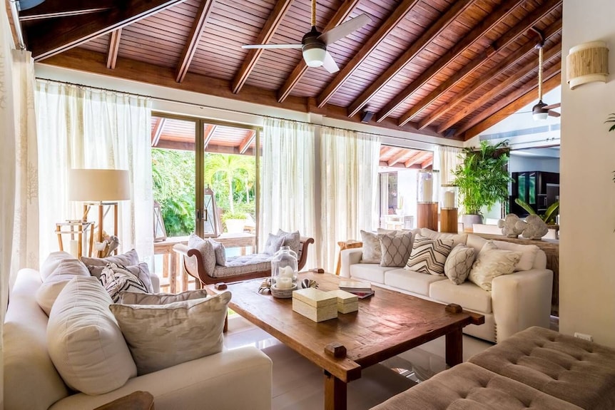 Charming 5 Bedrooms Near Beach. Full Staff & Golf Cart Included - La Romana
