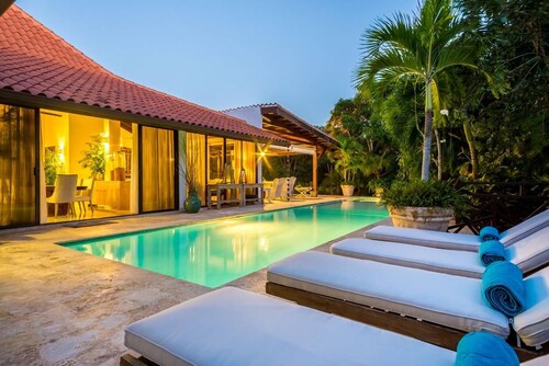 Charming 5 bedrooms near beach. Full staff & golf cart included