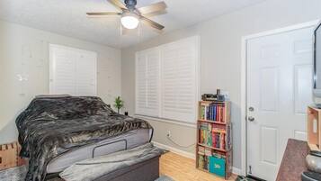 1 bedroom, WiFi (free), bed sheets