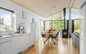 Fridge, stovetop, dishwasher, coffee/tea maker - Nice home in Fjerritslev with sauna (Fjerritslev)