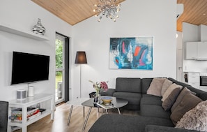 TV, fireplace, foosball - Nice home in Fjerritslev with sauna (Fjerritslev)