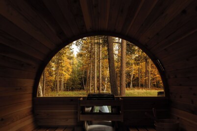 Modern Cabin in Forrest with Cedar Barrel Sauna