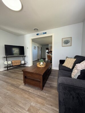 TV, books - Escape by the bay! Perfect for unplugging, relaxation and regeneration. (Vickery)