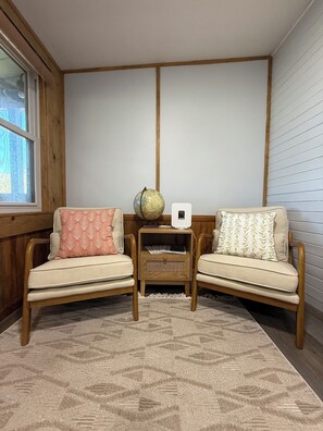 Interior - Escape by the bay! Perfect for unplugging, relaxation and regeneration. (Vickery)